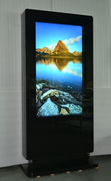 Ultra HD 4K Outdoor Digital Totem 65 Inch Waterproof Comfortable 3D Vision